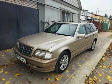 Бежевый Мерседес Ц-Класс, объемом двигателя 2.2 л и пробегом 520 тыс. км за 3700 $, фото 1 на Automoto.ua