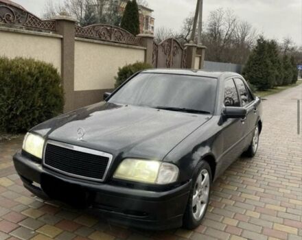 Черный Мерседес Ц-Класс, объемом двигателя 1.8 л и пробегом 400 тыс. км за 2500 $, фото 1 на Automoto.ua