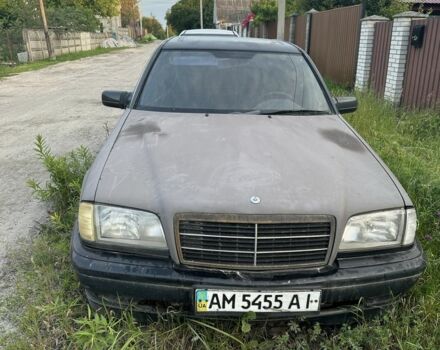 Черный Мерседес Ц-Класс, объемом двигателя 1.8 л и пробегом 300 тыс. км за 1000 $, фото 1 на Automoto.ua