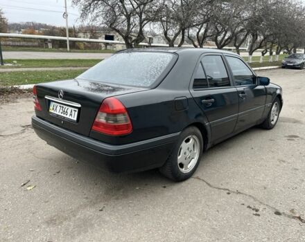 Чорний Мерседес Ц-Клас, об'ємом двигуна 2 л та пробігом 350 тис. км за 1750 $, фото 5 на Automoto.ua