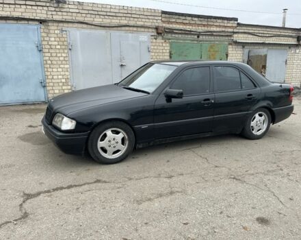Чорний Мерседес Ц-Клас, об'ємом двигуна 2 л та пробігом 350 тис. км за 1750 $, фото 1 на Automoto.ua