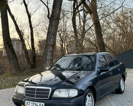 Черный Мерседес Ц-Класс, объемом двигателя 1.8 л и пробегом 350 тыс. км за 2000 $, фото 3 на Automoto.ua