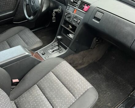 Чорний Мерседес Ц-Клас, об'ємом двигуна 2 л та пробігом 350 тис. км за 1750 $, фото 6 на Automoto.ua