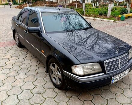 Черный Мерседес Ц-Класс, объемом двигателя 2.2 л и пробегом 244 тыс. км за 3700 $, фото 1 на Automoto.ua