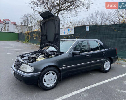 Черный Мерседес Ц-Класс, объемом двигателя 1.8 л и пробегом 430 тыс. км за 3700 $, фото 7 на Automoto.ua