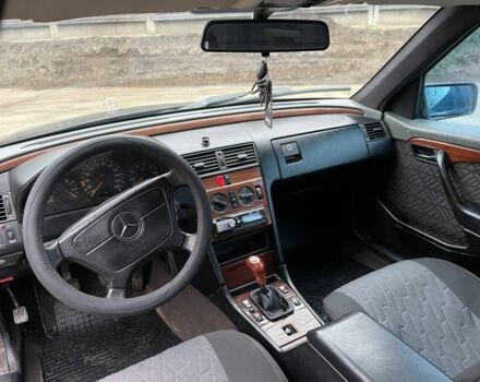 Черный Мерседес Ц-Класс, объемом двигателя 1.8 л и пробегом 185 тыс. км за 1650 $, фото 6 на Automoto.ua