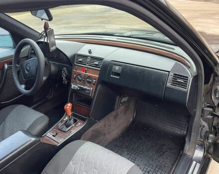 Черный Мерседес Ц-Класс, объемом двигателя 1.8 л и пробегом 185 тыс. км за 1650 $, фото 8 на Automoto.ua