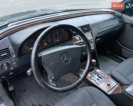 Черный Мерседес Ц-Класс, объемом двигателя 1.8 л и пробегом 430 тыс. км за 3700 $, фото 10 на Automoto.ua