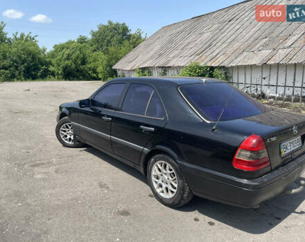 Черный Мерседес Ц-Класс, объемом двигателя 1.8 л и пробегом 374 тыс. км за 2100 $, фото 3 на Automoto.ua