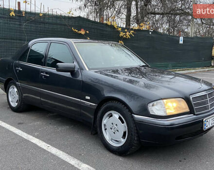 Черный Мерседес Ц-Класс, объемом двигателя 1.8 л и пробегом 430 тыс. км за 3700 $, фото 2 на Automoto.ua