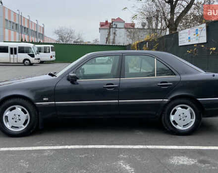 Черный Мерседес Ц-Класс, объемом двигателя 1.8 л и пробегом 430 тыс. км за 3700 $, фото 3 на Automoto.ua