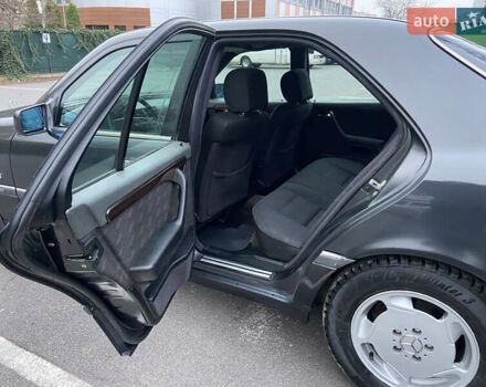 Черный Мерседес Ц-Класс, объемом двигателя 1.8 л и пробегом 430 тыс. км за 3700 $, фото 13 на Automoto.ua