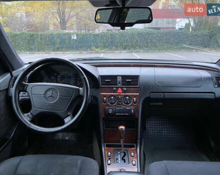 Черный Мерседес Ц-Класс, объемом двигателя 1.8 л и пробегом 430 тыс. км за 3700 $, фото 9 на Automoto.ua