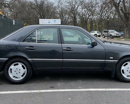 Черный Мерседес Ц-Класс, объемом двигателя 1.8 л и пробегом 430 тыс. км за 3700 $, фото 4 на Automoto.ua