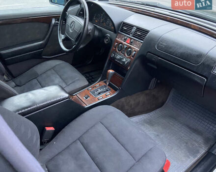 Черный Мерседес Ц-Класс, объемом двигателя 1.8 л и пробегом 430 тыс. км за 3700 $, фото 11 на Automoto.ua