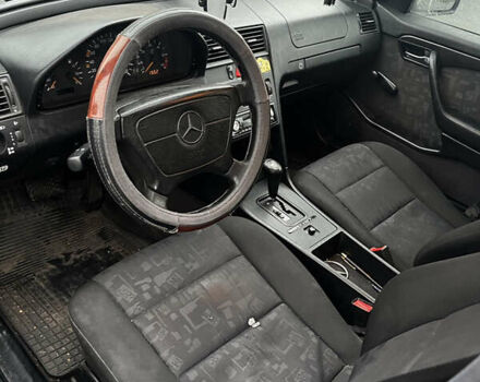 Черный Мерседес Ц-Класс, объемом двигателя 1.8 л и пробегом 400 тыс. км за 3000 $, фото 10 на Automoto.ua