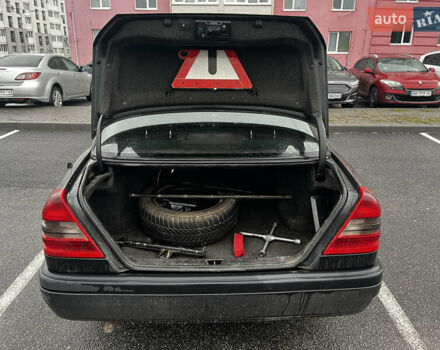 Черный Мерседес Ц-Класс, объемом двигателя 1.8 л и пробегом 400 тыс. км за 3000 $, фото 8 на Automoto.ua