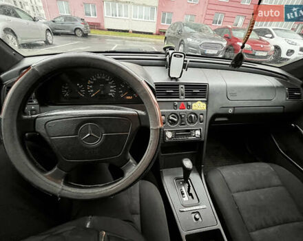 Черный Мерседес Ц-Класс, объемом двигателя 1.8 л и пробегом 400 тыс. км за 3000 $, фото 9 на Automoto.ua
