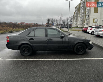 Черный Мерседес Ц-Класс, объемом двигателя 1.8 л и пробегом 400 тыс. км за 3000 $, фото 3 на Automoto.ua