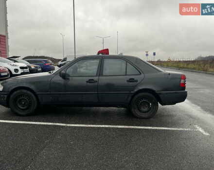Черный Мерседес Ц-Класс, объемом двигателя 1.8 л и пробегом 400 тыс. км за 3000 $, фото 6 на Automoto.ua