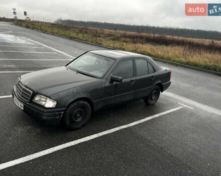 Черный Мерседес Ц-Класс, объемом двигателя 1.8 л и пробегом 400 тыс. км за 3000 $, фото 7 на Automoto.ua