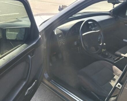 Черный Мерседес Ц-Класс, объемом двигателя 1.8 л и пробегом 403 тыс. км за 2700 $, фото 6 на Automoto.ua