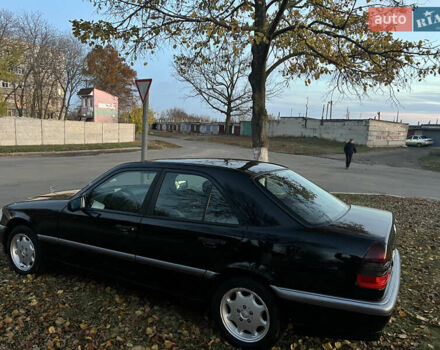 Черный Мерседес Ц-Класс, объемом двигателя 1.8 л и пробегом 482 тыс. км за 3250 $, фото 2 на Automoto.ua