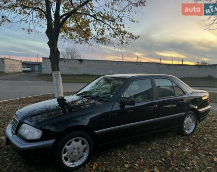 Черный Мерседес Ц-Класс, объемом двигателя 1.8 л и пробегом 482 тыс. км за 3250 $, фото 3 на Automoto.ua