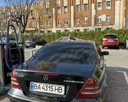 Черный Мерседес Ц-Класс, объемом двигателя 2 л и пробегом 300 тыс. км за 2950 $, фото 3 на Automoto.ua