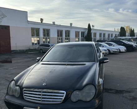 Черный Мерседес Ц-Класс, объемом двигателя 2 л и пробегом 300 тыс. км за 2950 $, фото 5 на Automoto.ua