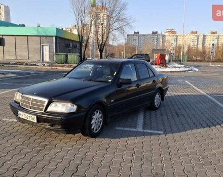 Чорний Мерседес Ц-Клас, об'ємом двигуна 2 л та пробігом 320 тис. км за 2200 $, фото 1 на Automoto.ua