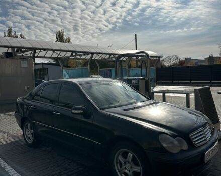 Черный Мерседес Ц-Класс, объемом двигателя 2 л и пробегом 300 тыс. км за 2950 $, фото 2 на Automoto.ua