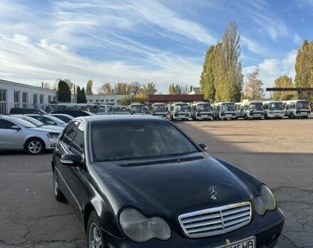 Черный Мерседес Ц-Класс, объемом двигателя 2 л и пробегом 300 тыс. км за 2950 $, фото 6 на Automoto.ua