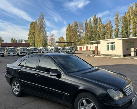 Черный Мерседес Ц-Класс, объемом двигателя 2 л и пробегом 300 тыс. км за 2950 $, фото 7 на Automoto.ua