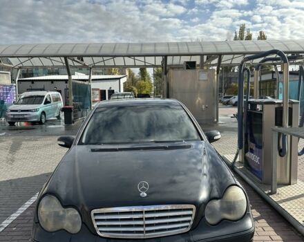 Черный Мерседес Ц-Класс, объемом двигателя 2 л и пробегом 300 тыс. км за 2950 $, фото 1 на Automoto.ua