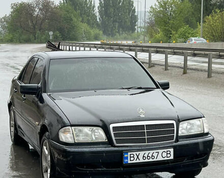Черный Мерседес Ц-Класс, объемом двигателя 1.8 л и пробегом 428 тыс. км за 3499 $, фото 1 на Automoto.ua