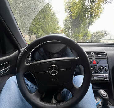 Черный Мерседес Ц-Класс, объемом двигателя 1.8 л и пробегом 428 тыс. км за 3499 $, фото 6 на Automoto.ua