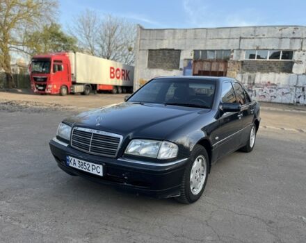 Черный Мерседес Ц-Класс, объемом двигателя 1.8 л и пробегом 270 тыс. км за 2999 $, фото 2 на Automoto.ua