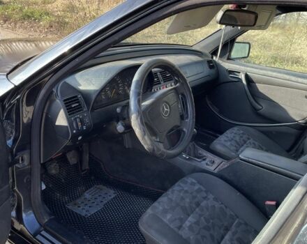 Чорний Мерседес Ц-Клас, об'ємом двигуна 1.8 л та пробігом 111 тис. км за 2750 $, фото 6 на Automoto.ua