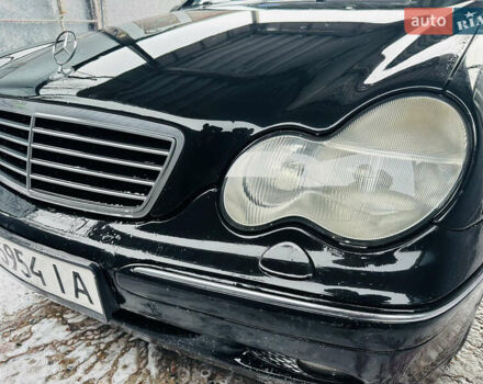 Черный Мерседес Ц-Класс, объемом двигателя 2 л и пробегом 475 тыс. км за 5800 $, фото 4 на Automoto.ua