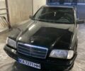 Черный Мерседес Ц-Класс, объемом двигателя 1.8 л и пробегом 300 тыс. км за 2238 $, фото 1 на Automoto.ua