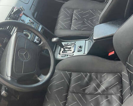 Чорний Мерседес Ц-Клас, об'ємом двигуна 2 л та пробігом 260 тис. км за 2598 $, фото 9 на Automoto.ua