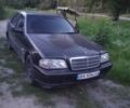 Черный Мерседес Ц-Класс, объемом двигателя 1.8 л и пробегом 300 тыс. км за 1600 $, фото 1 на Automoto.ua