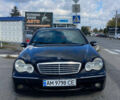 Черный Мерседес Ц-Класс, объемом двигателя 2 л и пробегом 300 тыс. км за 2800 $, фото 1 на Automoto.ua