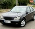 Чорний Мерседес Ц-Клас, об'ємом двигуна 2 л та пробігом 300 тис. км за 3000 $, фото 1 на Automoto.ua