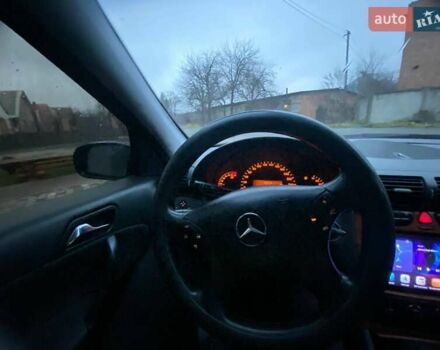 Черный Мерседес Ц-Класс, объемом двигателя 2 л и пробегом 360 тыс. км за 4200 $, фото 12 на Automoto.ua