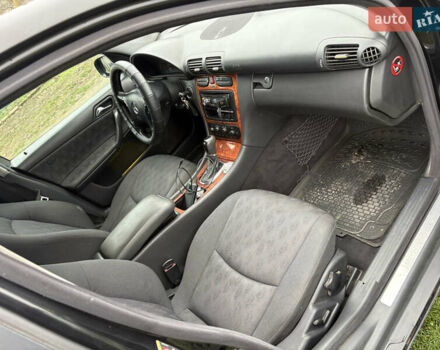 Черный Мерседес Ц-Класс, объемом двигателя 2.2 л и пробегом 300 тыс. км за 5000 $, фото 7 на Automoto.ua