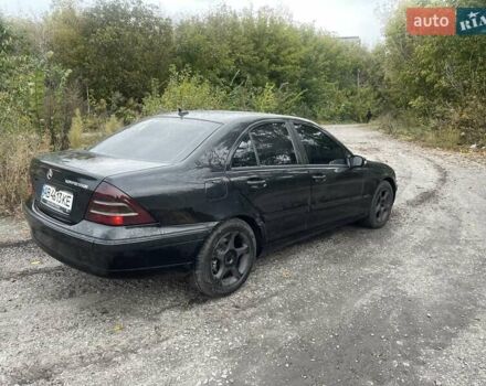 Черный Мерседес Ц-Класс, объемом двигателя 2 л и пробегом 350 тыс. км за 3750 $, фото 3 на Automoto.ua