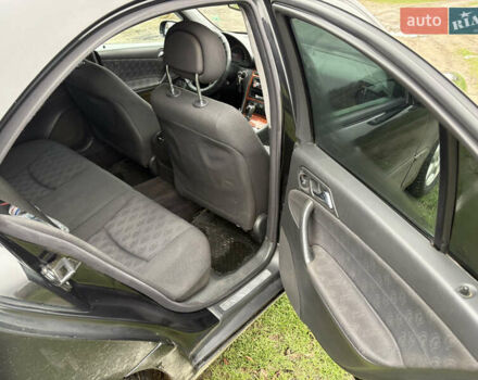 Черный Мерседес Ц-Класс, объемом двигателя 2.2 л и пробегом 300 тыс. км за 5000 $, фото 4 на Automoto.ua