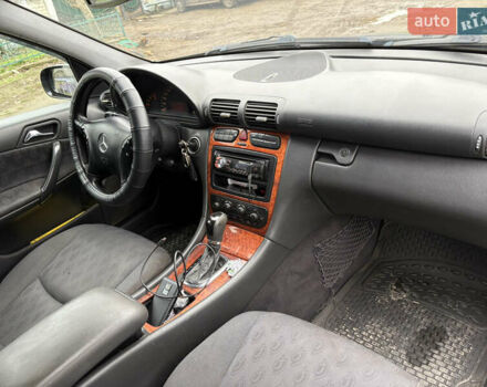 Черный Мерседес Ц-Класс, объемом двигателя 2.2 л и пробегом 300 тыс. км за 5000 $, фото 8 на Automoto.ua